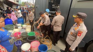 Warga rw 11 pegadungan Kalideres Jakarta Barat sangat antusias melihat kedatangan mobil water canon dari polres metro jakarta barat dan polsek Kalideres