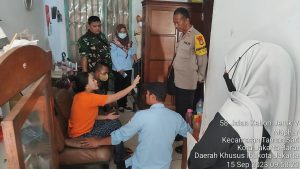 Bhabinkamtibmas Melakukan Evakuasi ODGJ di Tamansari