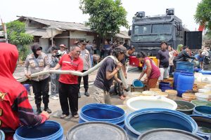 Warga RW 11 Pegadungan Mengapresiasi Kendaraan Taktis Watercanon