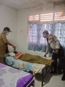 Bhabinkamtibmas Kelurahan Sukabumi Selatan Polsek Kebon Jeruk Bripka Endi Toro Melaksanakan Kontrol Kesehatan Kepada Warga Sakit