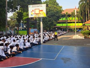 *Police Goes To School, Satlantas Polres Jakbar Beri Edukasi Keselamatan Berlalu lintas dan Kenakalan Remaja Di Sekolah