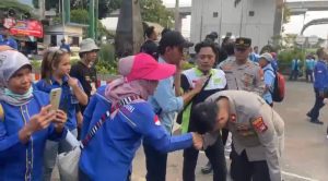 Kapolsek Metro Setiabudi Amankan Aksi Unras Dengan Humanis, Pendekatan Yang Mencuri Hati Peserta Demo