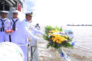Sambut Hari Armada RI, Lanal Dumai Gelar Upacara Tabur Bunga di Laut Dengan KAL Tedung