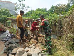 Cegah Banjir Dan Wabah Penyakit, Babinsa Bersama Warga Bersihkan Lingkungan