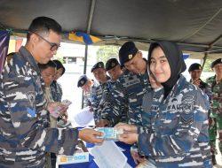 Komandan Lanal Bandung Serahkan Bingkisan Lebaran Kepada Prajurit dan PNS Lanal Bandung