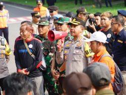 POLRES METRO BEKASI KERAHKAN RATUSAN PERSONIL GABUNGAN LAKUKAN PENGAMANAN DAN PENGAWALAN HARI BURUH 1 MEI 2024