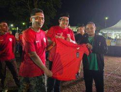 Danlanal Bintan Turut Berbaur Dengan Masyarakat Dalam Menyemarakkan Acara Nobar Timnas Indonesia