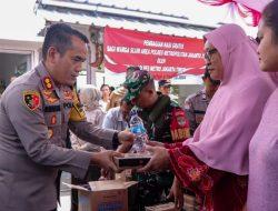 Kapolres Metro Jakarta Timur Bagikan Ratusan Nasi Box Kepada Warga Slum Area