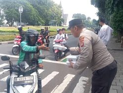 Bagikan 50 Nasi Kotak Kepada Warga Yang Membutuhkan 