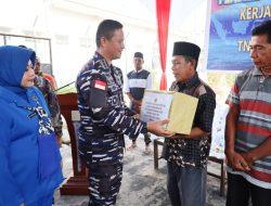 Kunker Ke Kabupaten Meranti, Danlanal Dumai Serahkan Ratusan Bahan Kontak Sembako Kepada Masyarakat Pesisir di Desa Insit
