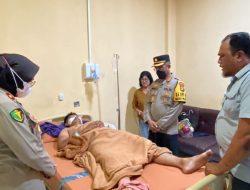Kapolres Metro Jakarta Timur jenguk Anggota Brimob yang terluka karena tersiram air keras saat amankan tawuran di Bassura