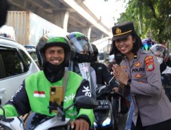 Kapolres Metro Jakut Pimpin Apel dalam Rangka HUT Polwan Ke-76 TH dan Polwan Polres Metro Jakarta Utara Bagikan Bunga kepada Masyarakat yang Melintas
