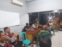 Jalin Komunikasi dengan Warga Polsek Koja Sampaikan Pesan Kamtibmas dalam Rangka Program Cooling System di Pos Satkamling RW 011 Kelurahan Tugu Utara