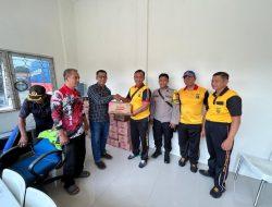 Kapolsek Koja Bagikan Minyak Goreng kepada Warga di Kampung Tugu Pancasila RW 07
