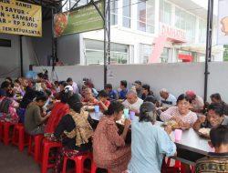 Lahapnya Kapolres Jakut Makan Semeja dengan Warga di Pluit