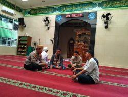 Usai Jumat, Personel Samapta Polsek Pademangan Sampaikan Pesan Kamtibmas ke Jamaah Masjid