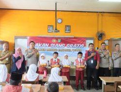 Kapolres Metro Jakarta Utara Gelar Kegiatan Makan Siang Gratis Bergizi Bersama Siswa SDN 07 Cilincing
