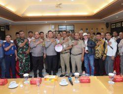 Ngopi Kamtibmas Bersama Kapolres Metro Jakarta Utara: Sinergi untuk Keamanan Wilayah  JAKARTA, – Dalam rangka mempererat hubungan antara aparat keamanan dan masyarakat, kegiatan Ngopi Kamtibmas bersama Kapolres Metro Jakarta Utara, Kombes Pol H. Ahmad Fuady, S.H., S.I.K., M.H., sukses digelar pada Senin malam (9/12/2024) di Ruang Pola, Lantai 3, Kantor Kelurahan Rawa Badak Selatan, Kecamatan Koja, Jakarta Utara.   Acara yang berlangsung sejak pukul 20.00 WIB ini dihadiri oleh jajaran Polres Metro Jakarta Utara, Polsek Koja, unsur TNI, perangkat pemerintah setempat, hingga tokoh masyarakat. Hadir pula Ketua RW, LMK, dan Karang Taruna dari wilayah Kelurahan Rawa Badak Selatan.  Dalam sambutannya, Kapolres Ahmad Fuady menyampaikan bahwa kegiatan ini bertujuan untuk membangun komunikasi yang erat dengan masyarakat dalam menjaga keamanan dan ketertiban (kamtibmas). “Ngopi Kamtibmas adalah wadah silaturahmi untuk mendengar langsung aspirasi dan keluhan masyarakat terkait keamanan lingkungan. Kami ingin memastikan setiap permasalahan dapat dibahas dan diselesaikan bersama,” ujar Kapolres.  Kapolres yang merupakan putra asli Koja ini juga menekankan pentingnya peran aktif masyarakat dalam membantu aparat menjaga lingkungan. “Kami tidak dapat bekerja sendiri. Diperlukan kolaborasi dengan perangkat RT/RW, tokoh masyarakat, dan seluruh elemen warga untuk menciptakan lingkungan yang aman dan kondusif,” tambahnya.  Dalam sesi tanya jawab, sejumlah isu mencuat, seperti:  1. Remaja Nongkrong hingga Larut Malam: Dilaporkan di RW 05, banyak remaja nongkrong di jogging track waduk hingga larut malam, yang dikhawatirkan menjadi potensi gangguan keamanan.  2. Pencurian dan Narkoba: Perwakilan RW 01 menyampaikan maraknya aksi pencurian dan peredaran narkoba di wilayahnya.  3. Prostitusi di Jalur Lambat Yos Sudarso: RW 11 mengeluhkan aktivitas prostitusi dan keberadaan waria yang meresahkan warga sekitar.  Kapolres merespons dengan solusi konkret, termasuk peningkatan patroli, pendampingan oleh Babinsa dan Bhabinkamtibmas, serta koordinasi dengan pihak Dinas Sosial untuk menangani prostitusi.  “Kami meminta masyarakat segera melaporkan kejadian mencurigakan melalui hotline 110 atau langsung ke perangkat keamanan terdekat. Tindakan cepat akan meminimalkan potensi gangguan,” tegas Kapolres.  Di akhir acara, Kapolres menyoroti berbagai ancaman modern, seperti judi online, pinjaman online ilegal, dan kenakalan remaja. Ia juga meminta warga untuk menjaga kerukunan pasca pemilu agar Jakarta Utara tetap aman dan kondusif. “Mari bersama-sama menjaga lingkungan kita. Dengan gotong royong, kita bisa menciptakan keamanan dan kenyamanan bagi semua warga,” pungkasnya.  Melalui Ngopi Kamtibmas, sinergi antara aparat keamanan, pemerintah, dan warga semakin kuat, menjadi bukti nyata komitmen bersama untuk menjaga Jakarta Utara tetap kondusif.
