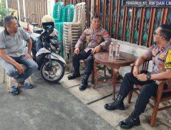 Sambang Interaktif, Kanit Binmas Polsek Johar Baru dan Bhabinkamtibmas Kampung Rawa Membangun Komunikasi Sosial dengan Masyarakat
