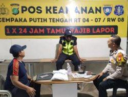 Sambangi Pos Keamanan Lingkungan Bhabinkamtibmas Cempaka Putih Timur Sampaikan Imbauan Kamtibmas