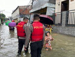 Banjir di Cengkareng, Polisi Evakuasi Warga yang Terjebak
