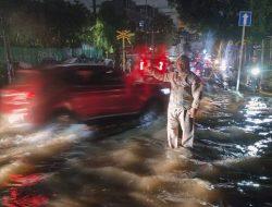 Bhabinkamtibmas Kelurahan Kemayoran Pantau Genangan Air Akibat Curah Hujan Yang Tinggi