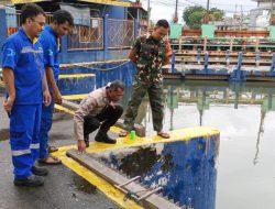 Usai Curah Hujan Yang Sangat Tinggi, Unit Samapta Lakukan Pengecekan Pintu Air