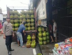 Patroli Bhabinkamtibmas Galur untuk Memantau Pendistribusian Gas Elpiji 3 Kg di Agen-agen Terdekat.
