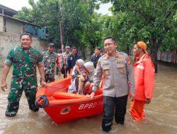 Kapolres Metro Jakarta Utara Tinjau dan Evakuasi Korban Banjir di Semper Barat, Cilincing