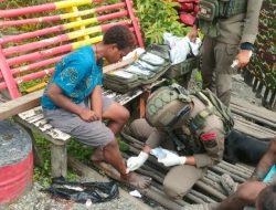 Tim Medis Satgas Ops Damai Cartenz Berikan Pelayanan Kesehatan bagi Warga Puncak Jaya