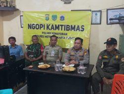 Kapolsek Kemayoran Gelar “Ngopi Kamtibmas” Bersama Warga di Pos RW 05 Kelurahan Utan Panjang