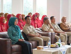 Puluhan Kader Mengikuti Pelatihan 25 Kompetensi Dasar Kader Posyandu di Aula Kelurahan Sukapura Jakarta Utara 