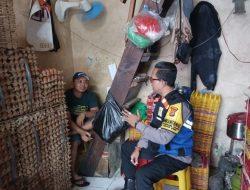 Patroli Bhabinkamtibmas Kampung Rawa Sambang Pedagang Telur serta Monitoring Harga di Bulan Ramadhan