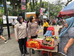 Polwan Polres Metro Jakpus Gelar Patroli di Sentra Kue Subuh Pasar Senen, Warga Dihimbau Tetap Waspada