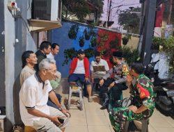 Ciptakan Kamtibmas Kondusif, Bhabinkamtibmas-Babinsa Gelora Bersama Ketua RW, LMK, Ketua RT 04/02 Dan Pokdarkamtibmas Patroli Kewilayahan