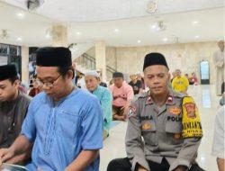 Bhabinkamtibmas Petojo Utara Melaksanakan Tarawih Keliling, Perkuat Kedekatan dengan Warga