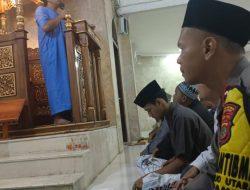 Bhabinkamtibmas Petojo Selatan Laksanakan Tarawih Keliling, Perkuat Silaturahmi dengan Warga