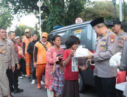 Polisi Turun ke Jalan! Kapolres Metro Jakpus Pimpin Langsung Pembagian Ratusan Takjil di Taman Suropati