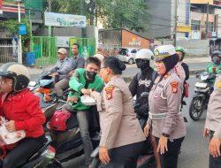 Polsek Ciputat Timur Bagikan Takjil ke Pengendara dan Warga di Jalanan*