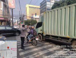 Anggota Polsubsektor Petojo Laksanakan Gatur Lalin di Simpang Petojo