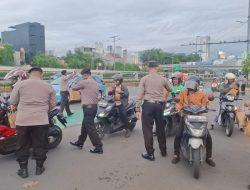 Bagi-bagi Takjil, Polisi Ditpamobvit PMJ Gelar Buka Puasa Bareng Warga di Depan DPR