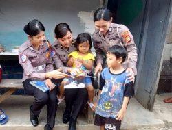 GANDENG KOMUNITAS MOTOR, POLANTAS POLDA METRO JAYA BLUSUKAN BAGI TAKJIL DAN BUKU CERITA ANAK