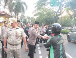 Kapolres Metro Jakarta Pusat Bagikan Takjil, Warga: Terima Kasih, Pak Polisi!