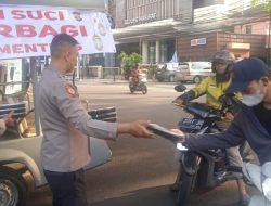 Polsek Metro Menteng Berbagi Makanan Untuk Berbuka Puasa Di Jalan Rp. Soeroso, Terimakasih Pak Polisi!