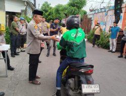 Hangatnya Kebersamaan, Kapolres Metro Jakpus Bagi Takjil untuk Warga