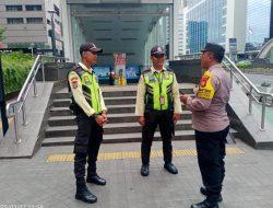 Bhabinkamtibmas Patroli Dialogis Di Stasiun MRT Bundaran HI, Ciptakan Situasi Aman Kondusif