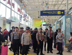 Polisi Gelar Patroli Jalan Kaki di Stasiun Senen, Antisipasi Gangguan Kamtibmas dan Aksi Kriminal