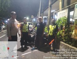 Jaga Kampung, Bhabinkamtibmas Kelurahan Johar Baru Sambangi Warga di Poskamling