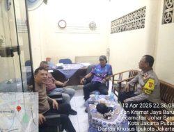 Dialog Santai di Pos Sekretariat RW 08, Bhabinkamtibmas Johar Baru Diskusi Kamtibmas dengan Ketua RW dan Staf RW