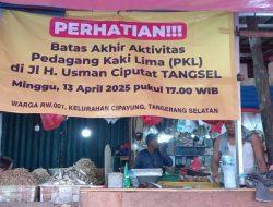 Sosialisasi Penertiban Pedagang di Jalan H. Usman Pasar Ciputat Digelar Senin, 14 April 2025  Ciputat, 13 April 2025 — Dalam upaya menciptakan ketertiban dan kenyamanan di sekitar Pasar Ciputat, khususnya di Jalan H. Usman, akan digelar kegiatan sosialisasi penertiban pedagang pada hari Senin, 14 April 2025. Kegiatan ini melibatkan sinergi dari tiga pilar utama, yakni Pemerintah, TNI, dan Polri.  Kapolsek Ciputat Timur, Kompol Bambang Askar Sodiq, S.H., menegaskan pentingnya pendekatan yang humanis dan persuasif terhadap para pedagang dalam proses penertiban ini.  “Kenyamanan para pedagang harus menjadi prioritas. Pendekatan yang dilakukan harus dengan cara yang membuat mereka merasa dihargai, bukan ditakuti,” ujar Kompol Bambang.  Menurut Kapolsek, banyak pedagang yang sudah ia temui menyatakan kesiapan mereka untuk mengikuti aturan, selama diberikan tempat yang layak untuk berjualan. Namun, ia juga menyoroti beberapa persoalan krusial yang harus segera ditangani, di antaranya masalah kebersihan dan pungutan liar (pungli).  “Masalah sampah masih menjadi keluhan utama. Bagaimana pedagang bisa merasa nyaman kalau lingkungan sekitar penuh sampah? Ini menjadi catatan penting bagi kita semua,” jelasnya.  Tak hanya itu, Kapolsek Bambang juga menegaskan bahwa praktik pungli terhadap pedagang harus dihentikan. Ia menilai bahwa hal tersebut mengganggu iklim usaha yang sehat dan menimbulkan keresahan di kalangan pedagang.  “Pungli masih saja berkeliaran. Ini tugas kita bersama. Tiga pilar harus tegas dan kompak untuk membenahinya,” ujarnya dengan tegas.  Kapolsek berharap, ke depan sinergi antara pemerintah, TNI, dan Polri bisa terus diperkuat dalam merangkul para pedagang, bukan justru menekan mereka.  “Tiga pilar harus bisa merangkul, bukan memukul,” tutup Kompol Bambang Askar Sodiq.  Sosialisasi ini diharapkan menjadi langkah awal yang baik dalam menciptakan pasar yang lebih tertib, bersih, dan nyaman bagi semua pihak.